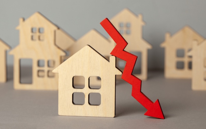 Real Estate Stocks Plunge Amid Rate Cut Speculations